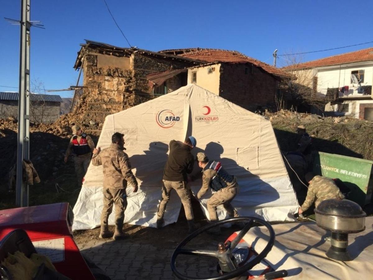 Jandarmalar depremzedeler i&ccedil;in seferber oldu