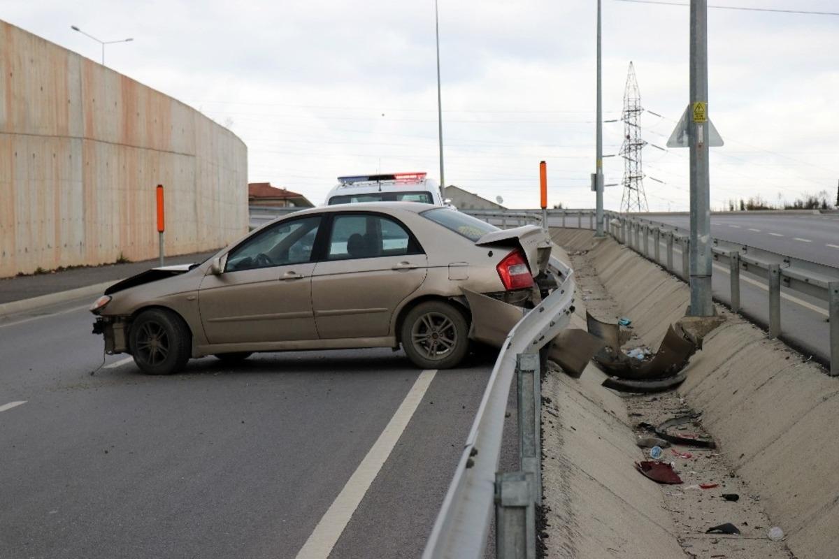 Yeni kamp&uuml;s yolunda kontrolden &ccedil;ıkan ara&ccedil; bariyerlere &ccedil;arparak durabildi