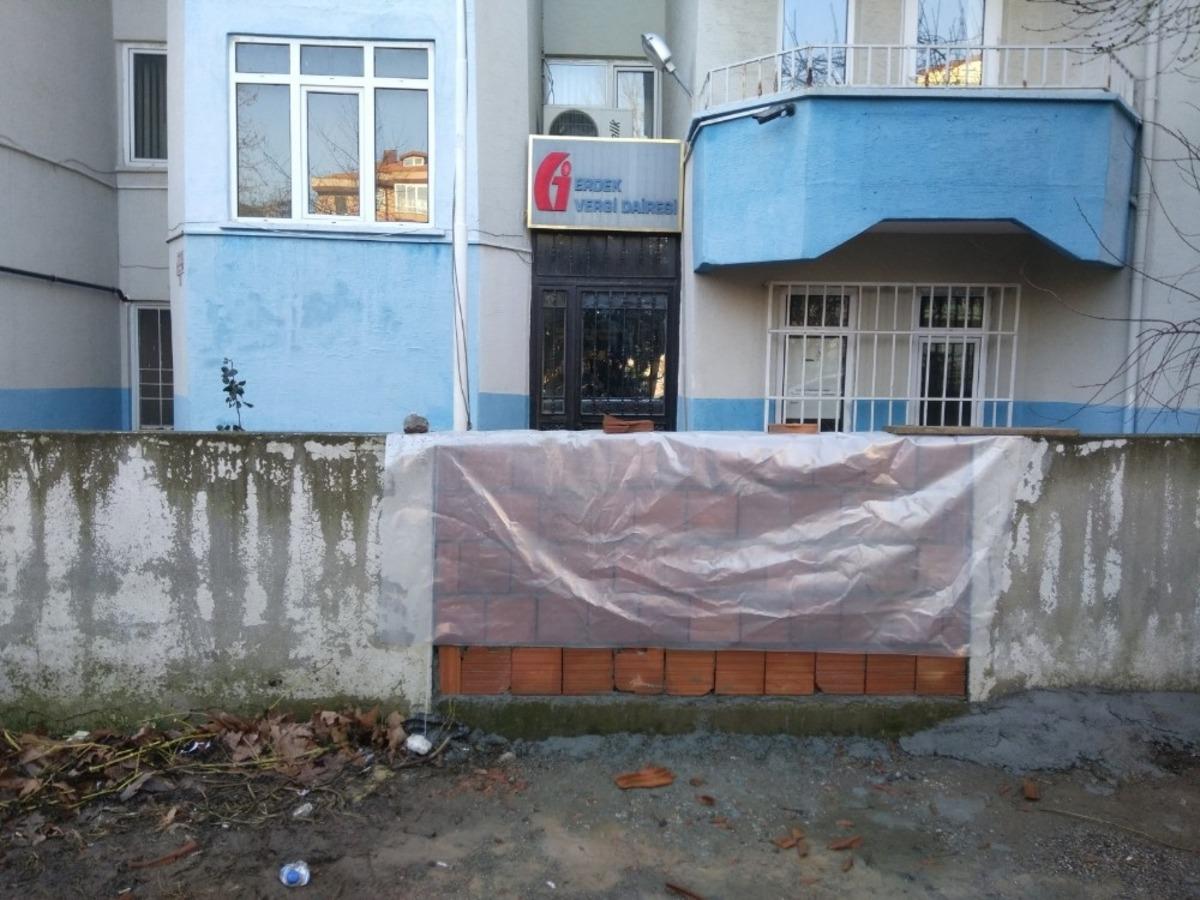 CHP&rsquo;li Başkan hacze kızdı, vergi dairesinin yolunu kapattı