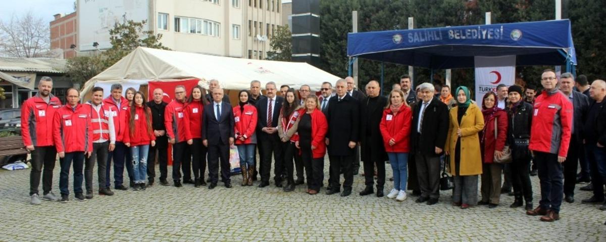 Salihli Kızılay, depremzedeler i&ccedil;in bağış &ccedil;adırı kurdu
