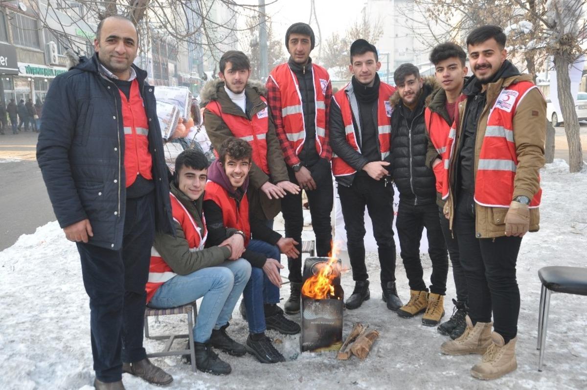 Soğuk havada depremzedeler i&ccedil;in yardım topluyorlar