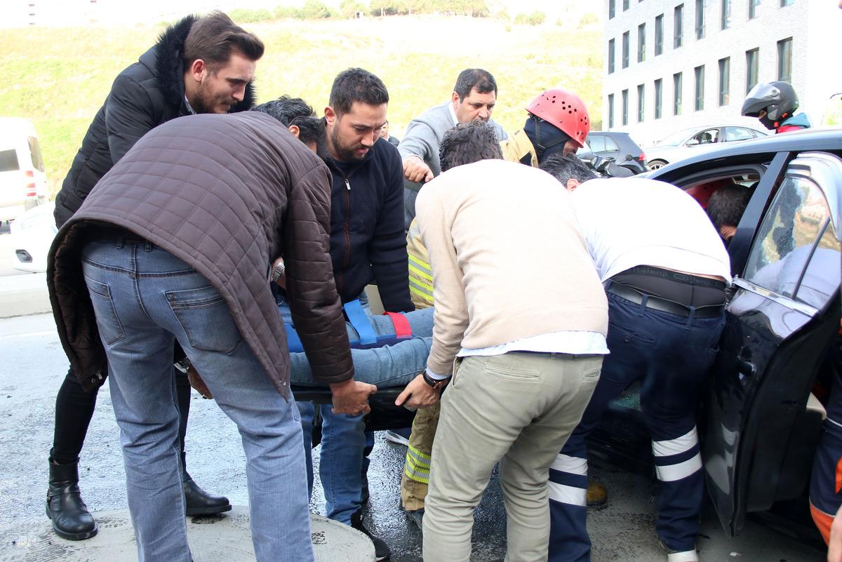 İstanbul'da kaza yapan s&uuml;r&uuml;c&uuml;n&uuml;n s&ouml;zleri şaşırttı: Arabanın başında durun