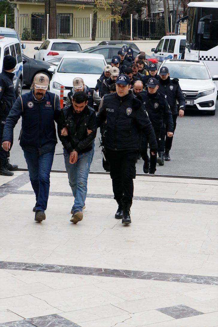 GÜNCELLEME - Şanlıurfa'da otomobilde bulunan patlayıcıyla ilgili yakalanan 11 şüpheliden 2'si tutuklandı G2