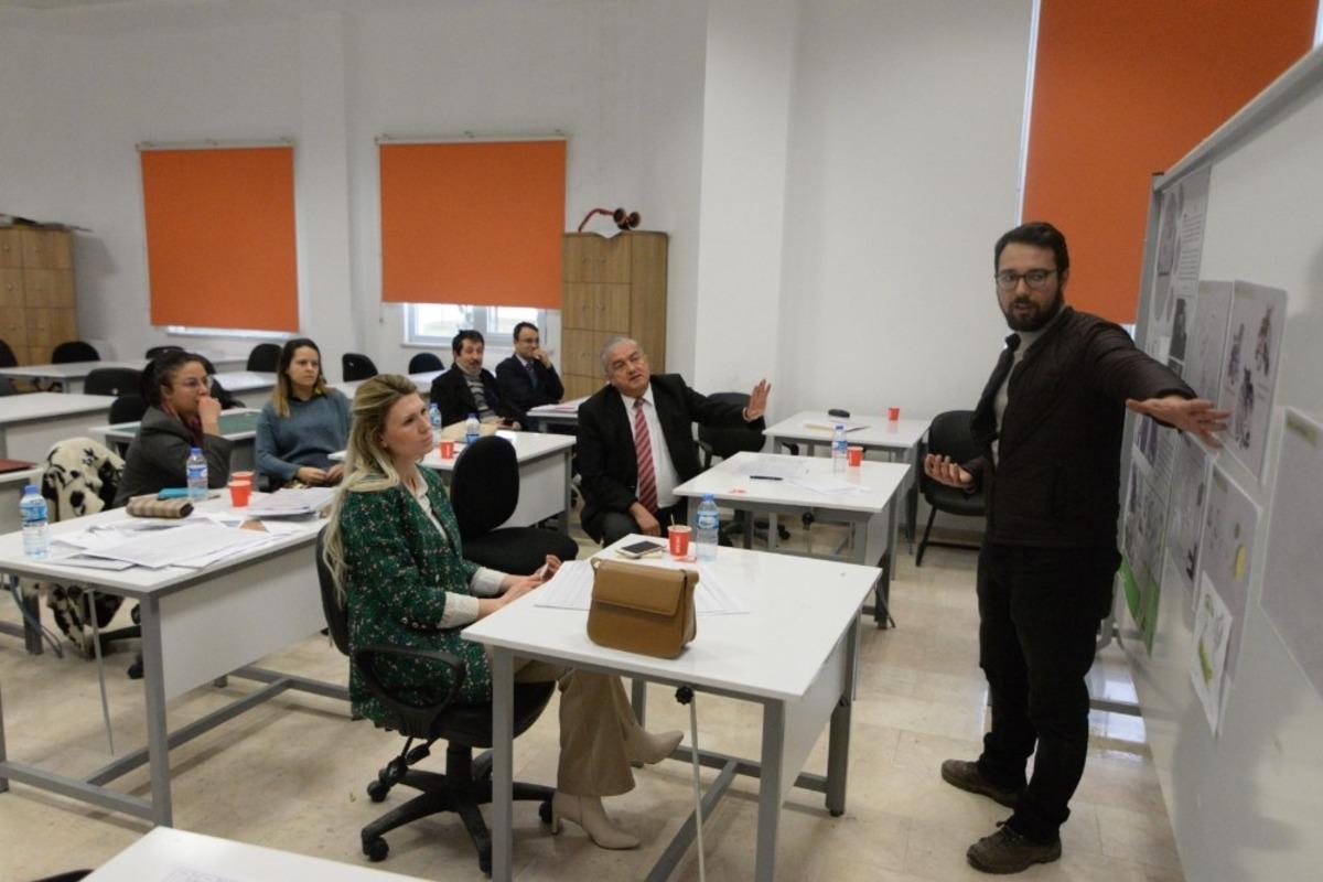 Başkan yardımcısı Subaşı, &ouml;ğrencilerin projelerine j&uuml;ri &uuml;yeliği yaptı