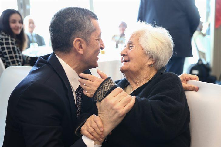 Milli Eğitim Bakanı Selçuk ile hayırsever arasında gülümseten diyalog G1