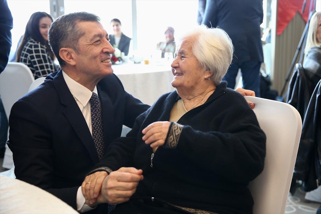 Milli Eğitim Bakanı Sel&ccedil;uk ile hayırsever arasında g&uuml;l&uuml;mseten diyalog