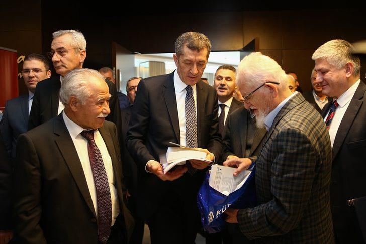 Milli Eğitim Bakanı Selçuk ile hayırsever arasında gülümseten diyalog G4