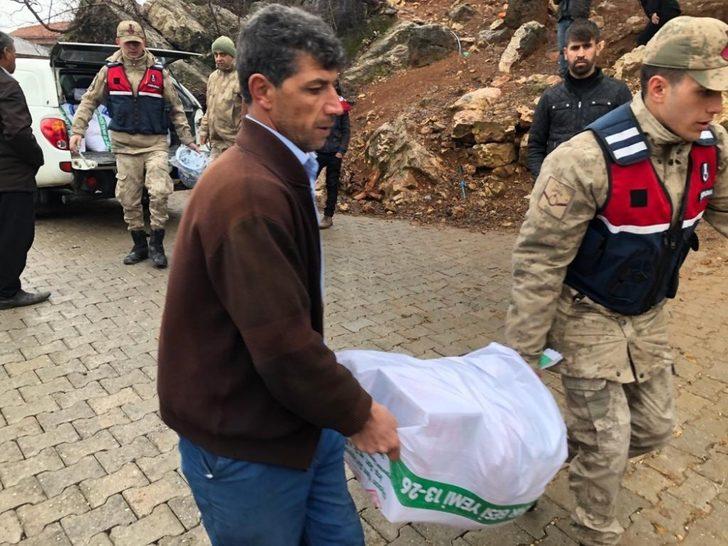 Jandarma ekiplerinden depremzedelere yardım G2