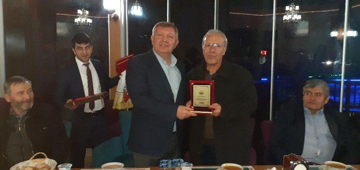 Emekli olan belediye personeline veda yemeği G1