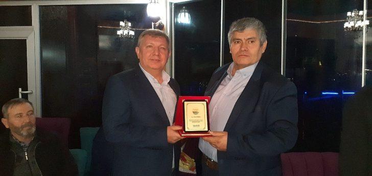 Emekli olan belediye personeline veda yemeği G2