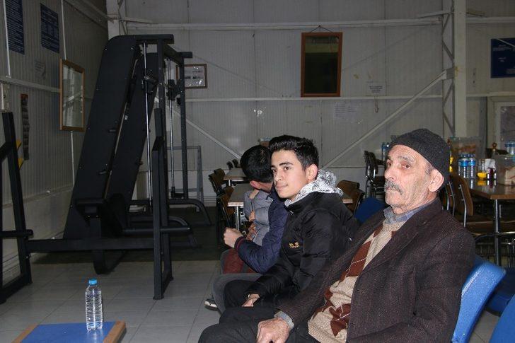 Elazığ'da Mehmetçik kapılarını depremzedelere açtı G4