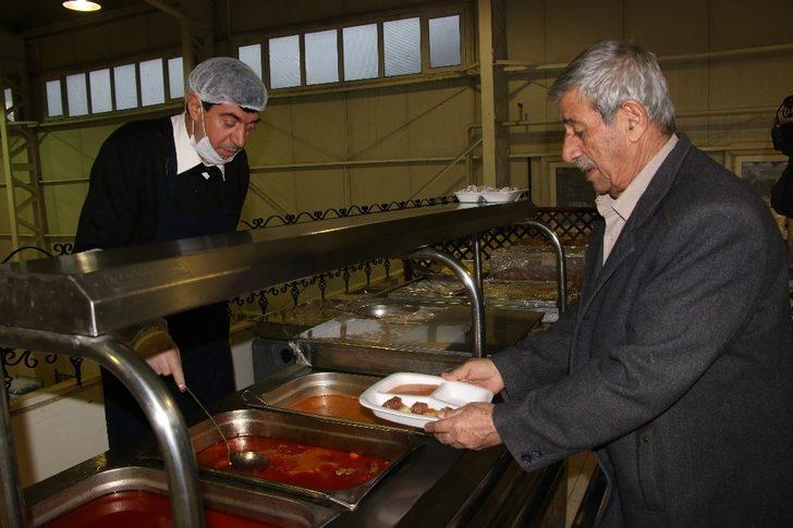 Elazığ'da Mehmetçik kapılarını depremzedelere açtı G5