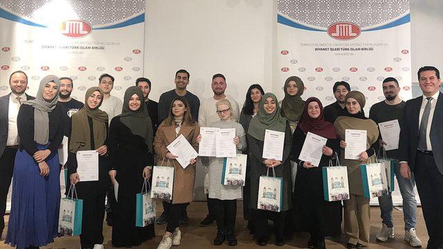 Köln'ün sembolleri arasına giren camiyi tanıtacak 22 rehber sertifika aldı