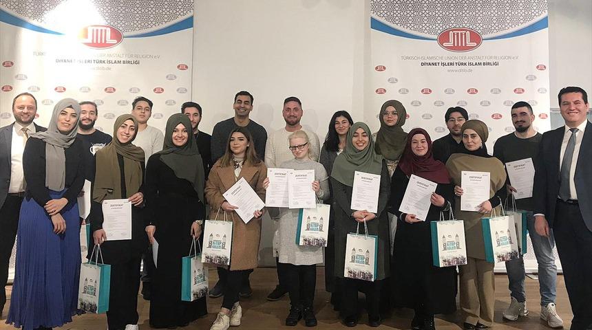 K&ouml;ln'&uuml;n sembolleri arasına giren camiyi tanıtacak 22 rehber sertifika aldı