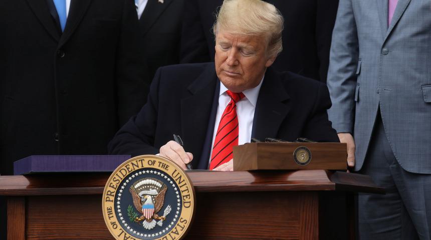 ABD Başkanı Donald Trump imzayı attı! Resmen başladı