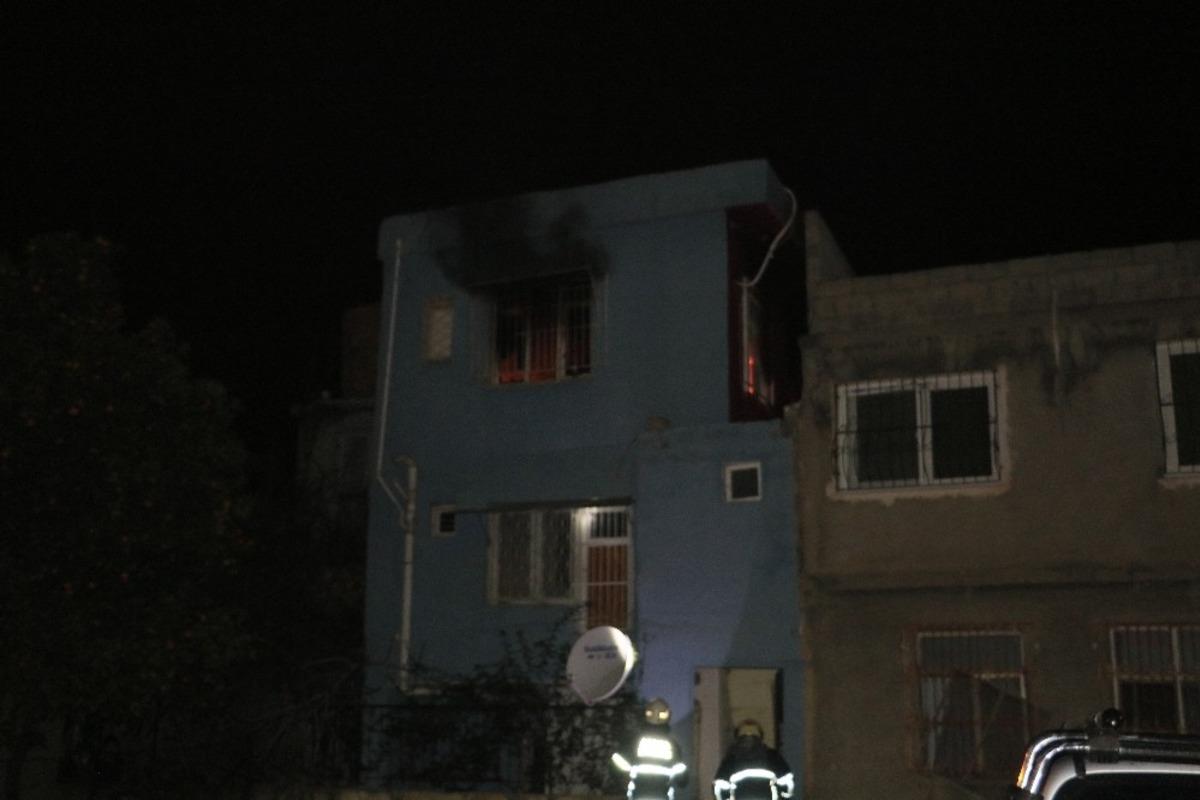 Sokak ortasında karısını d&ouml;v&uuml;p evlerini ateşe verdi