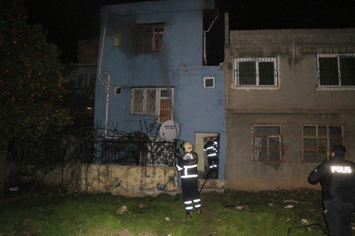 Sokak ortasında karısını dövüp evlerini ateşe verdi G4