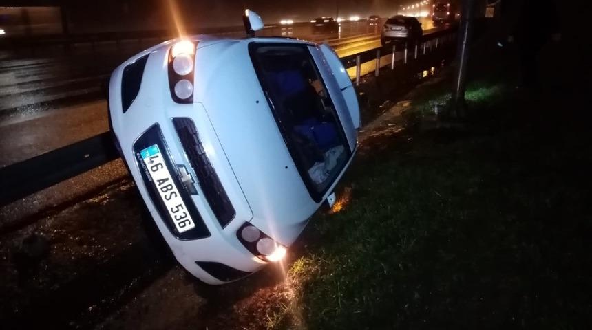 TEM'de araç yoldan çıkıp bariyerlere çarptı: 2 yaralı