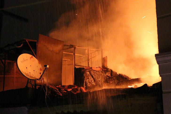 Beyoğlu'nda metruk binadaki yangın! Alevler yan binaya da sıçradı G1