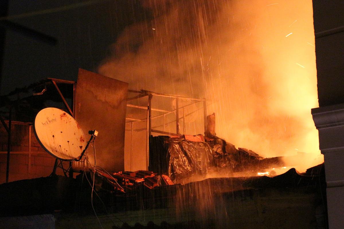 Beyoğlu'nda metruk binadaki yangın! Alevler yan binaya da sı&ccedil;radı