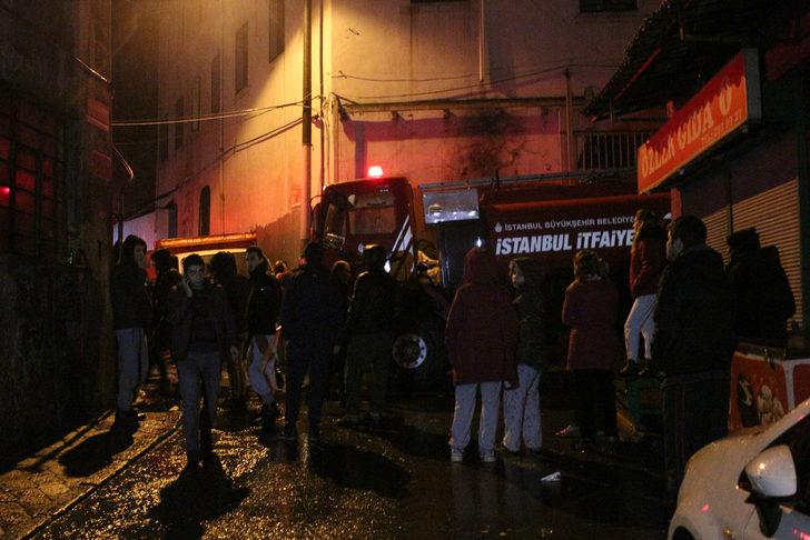 Beyoğlu'nda metruk binadaki yangın! Alevler yan binaya da sıçradı G2