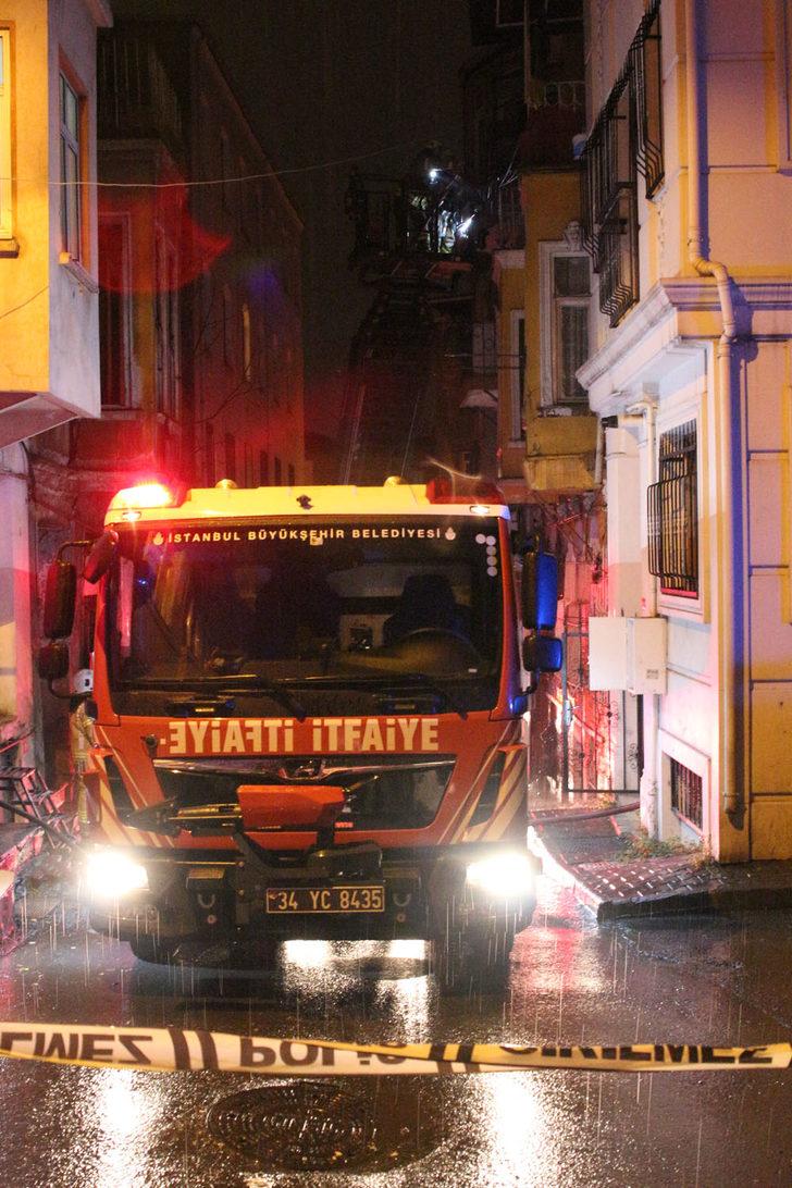 Beyoğlu'nda metruk binadaki yangın! Alevler yan binaya da sıçradı G3