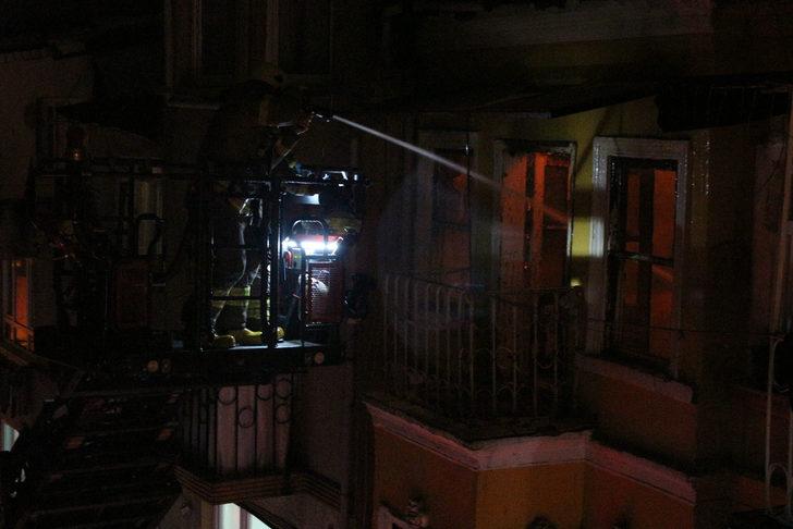 Beyoğlu'nda metruk binadaki yangın! Alevler yan binaya da sıçradı G4