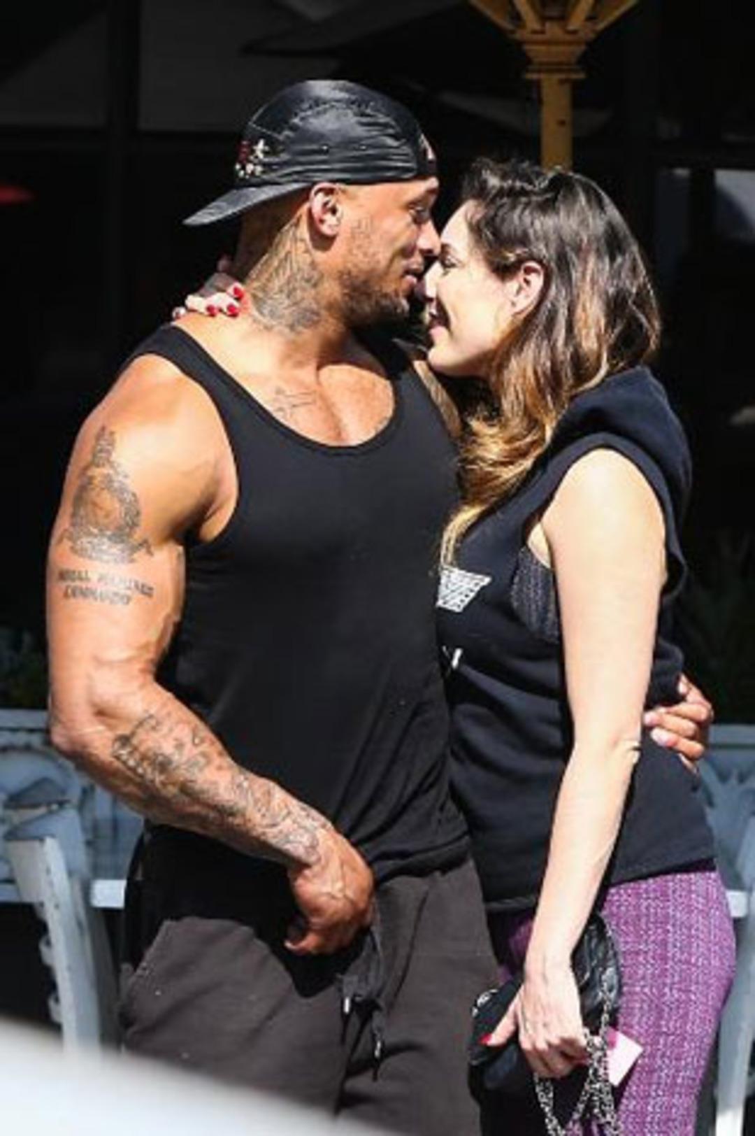 Kelly Brook mutluluğu yakaladı