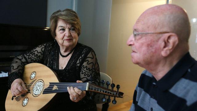 75'inde keman, 77'sinde ud çalmayı öğrendi