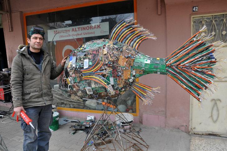 Atıklardan dev balık heykeli yaptı! G1