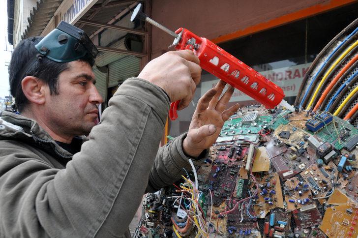 Atıklardan dev balık heykeli yaptı! G3