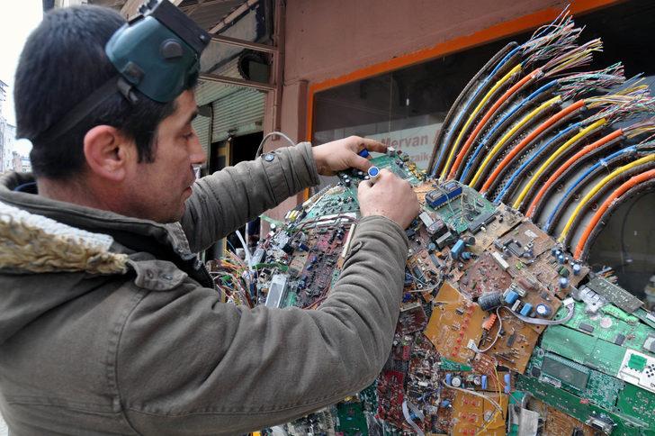 Atıklardan dev balık heykeli yaptı! G4