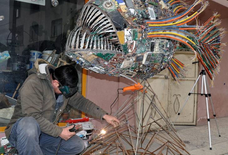 Atıklardan dev balık heykeli yaptı! G5