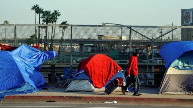 Los Angeles'ta bir evsiz. ABD'de demokrasi konusunda hoşnutsuzluk artıyor.