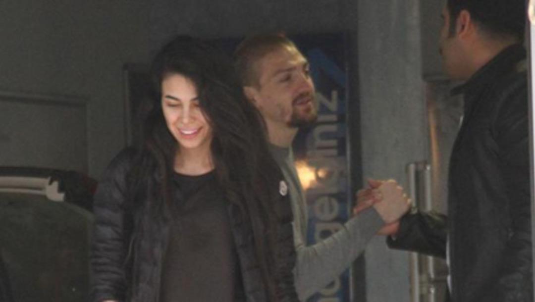 Caner'den Asena'ya 'Sevgililer G&uuml;n&uuml;' jesti