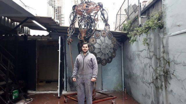 (Özel) Hurda araba parçalarını Yeniçeri heykeline dönüştürdü