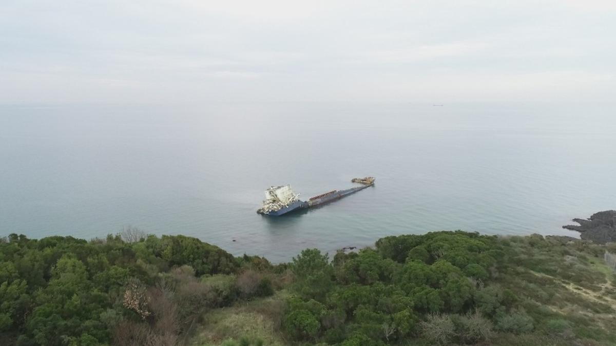Şile&rsquo;de 1 yıl &ouml;nce karaya oturan geminin son hali havadan g&ouml;r&uuml;nt&uuml;lendi