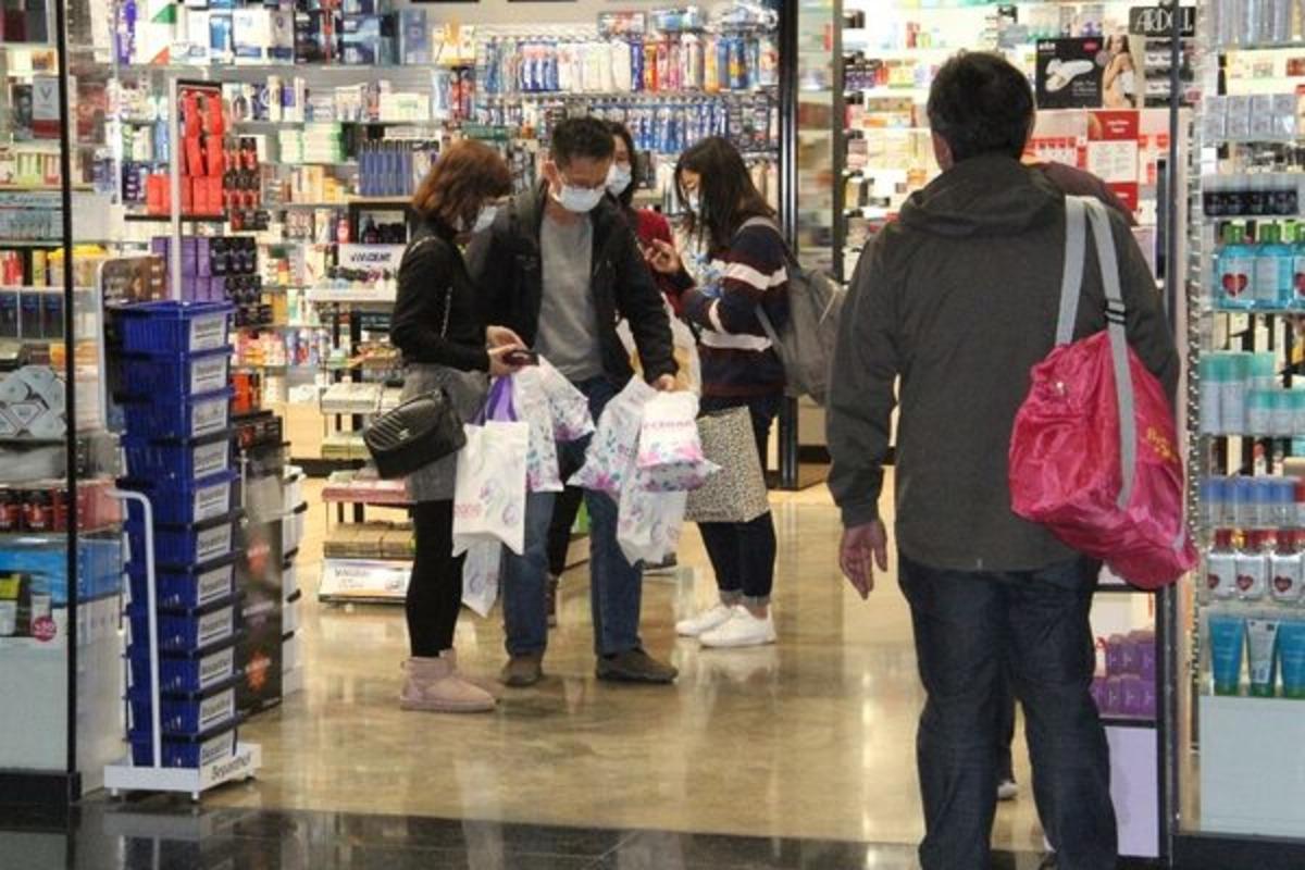 Koronavir&uuml;s salgını İstanbul Havalimanı'nda maske satışlarını arttırdı