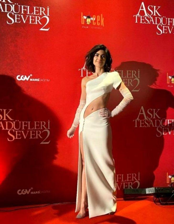 Nesrin Cavadzade'nin abartılı dekoltesi galaya damga vurdu G1