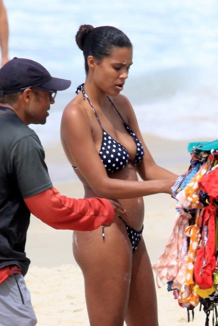 Tina Kunakey'ın plajda bikini alışverişi G2