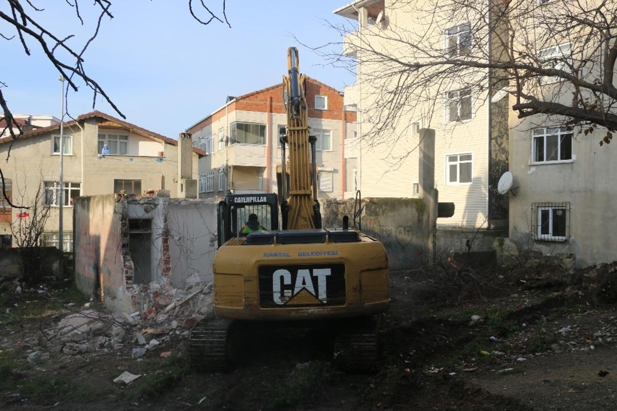 Kartal&rsquo;da H&uuml;rriyet Mahallesi&rsquo;nde metruk bina yıkıldı