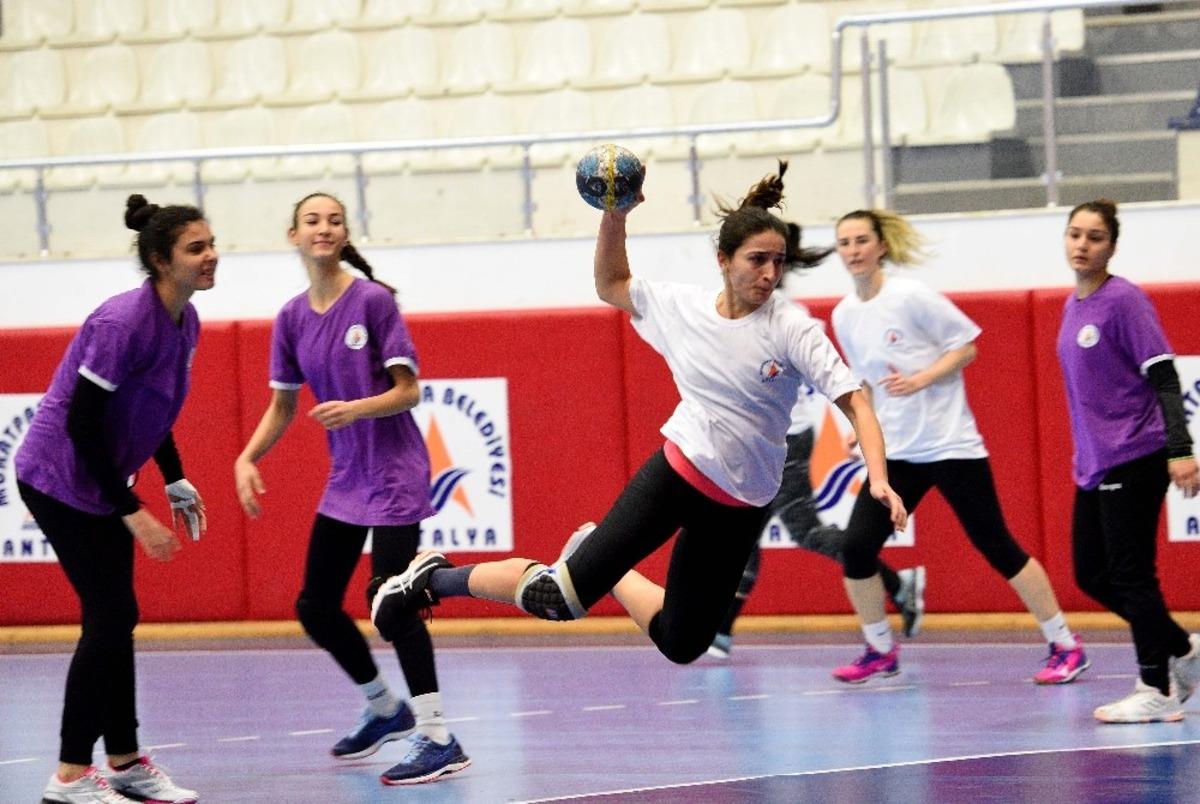 Başkan Uysal&rsquo;dan kadın hentbolculara moral ziyareti