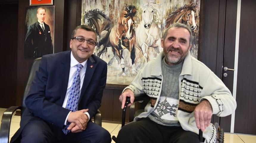 Kaza yapan belediye iş&ccedil;isi hastane &ccedil;ıkışı  başkan &Ouml;z&rsquo;&uuml; ziyaret etti