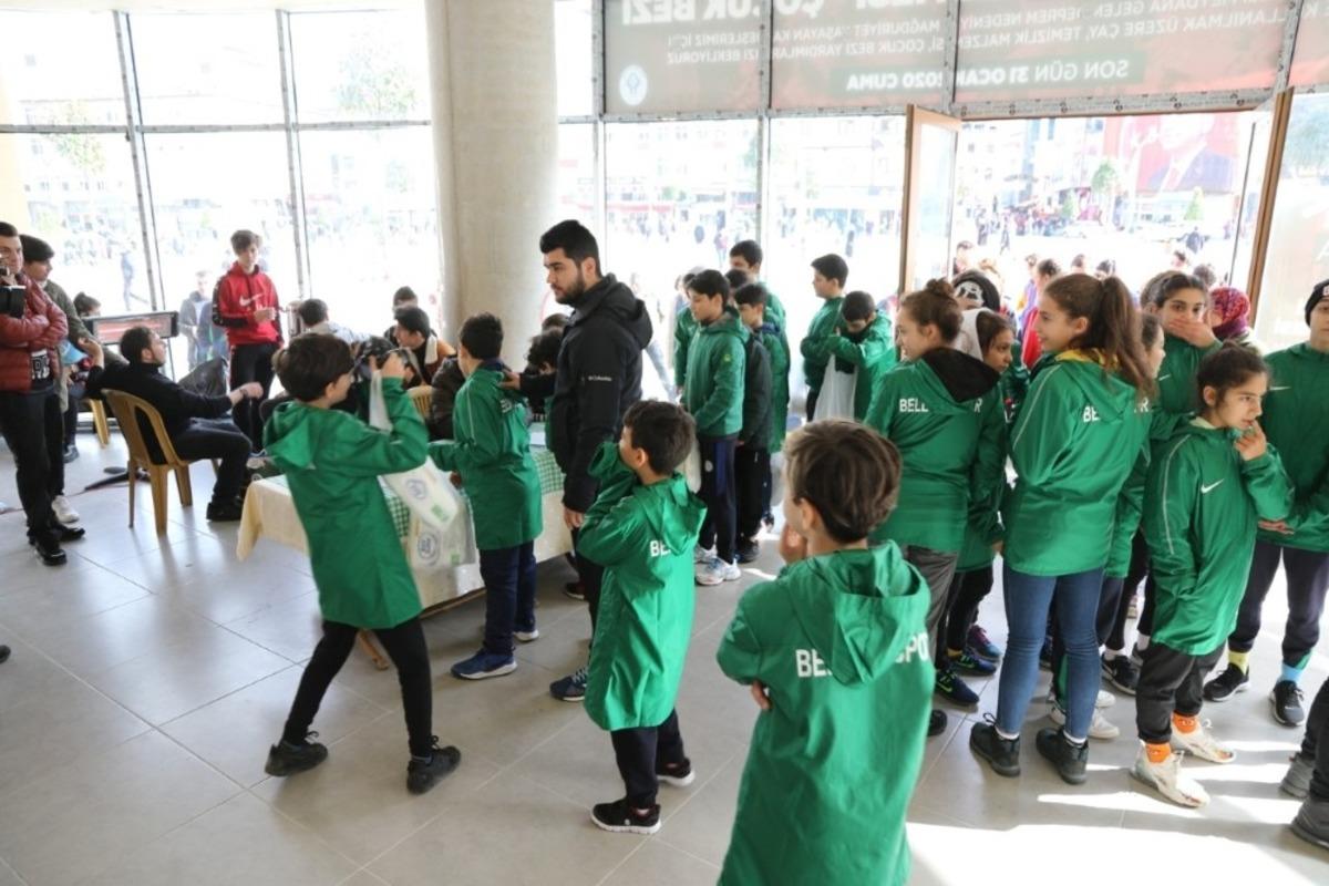 Minik y&uuml;reklerden Elazığ&rsquo;a yardım