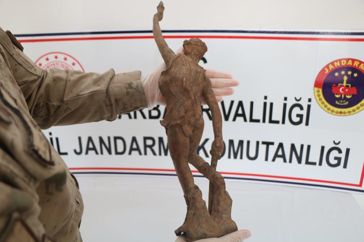 Diyarbakır'da Roma d&ouml;nemine ait savaş&ccedil;ı fig&uuml;rl&uuml; heykel ele ge&ccedil;irildi
