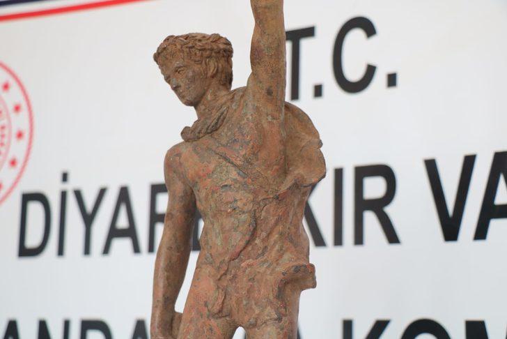 Diyarbakır'da Roma dönemine ait savaşçı figürlü heykel ele geçirildi G2