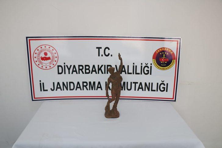 Diyarbakır'da Roma dönemine ait savaşçı figürlü heykel ele geçirildi G3