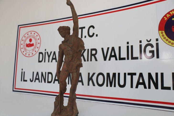 Diyarbakır'da Roma dönemine ait savaşçı figürlü heykel ele geçirildi G5
