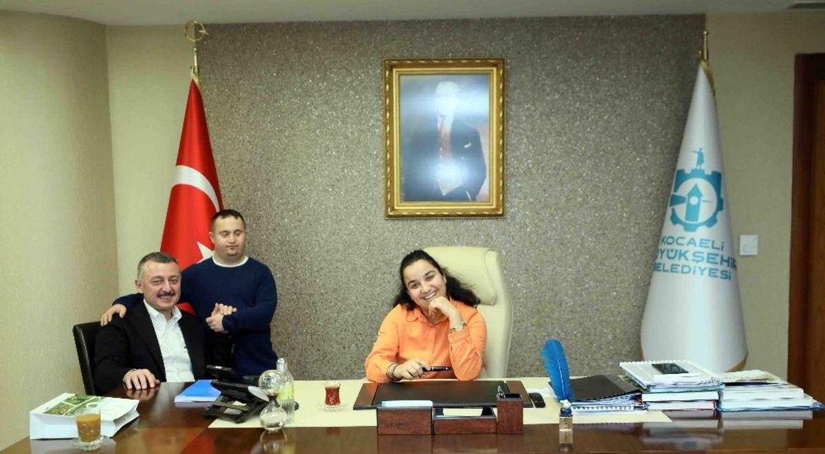 Başkan B&uuml;y&uuml;kakın, koltuğunu &ouml;zel &ouml;ğrencilere bıraktı