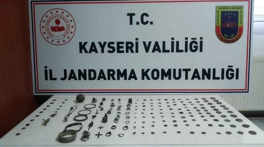 Tarihi eser ka&ccedil;ak&ccedil;ıları evlerinde yakalandı